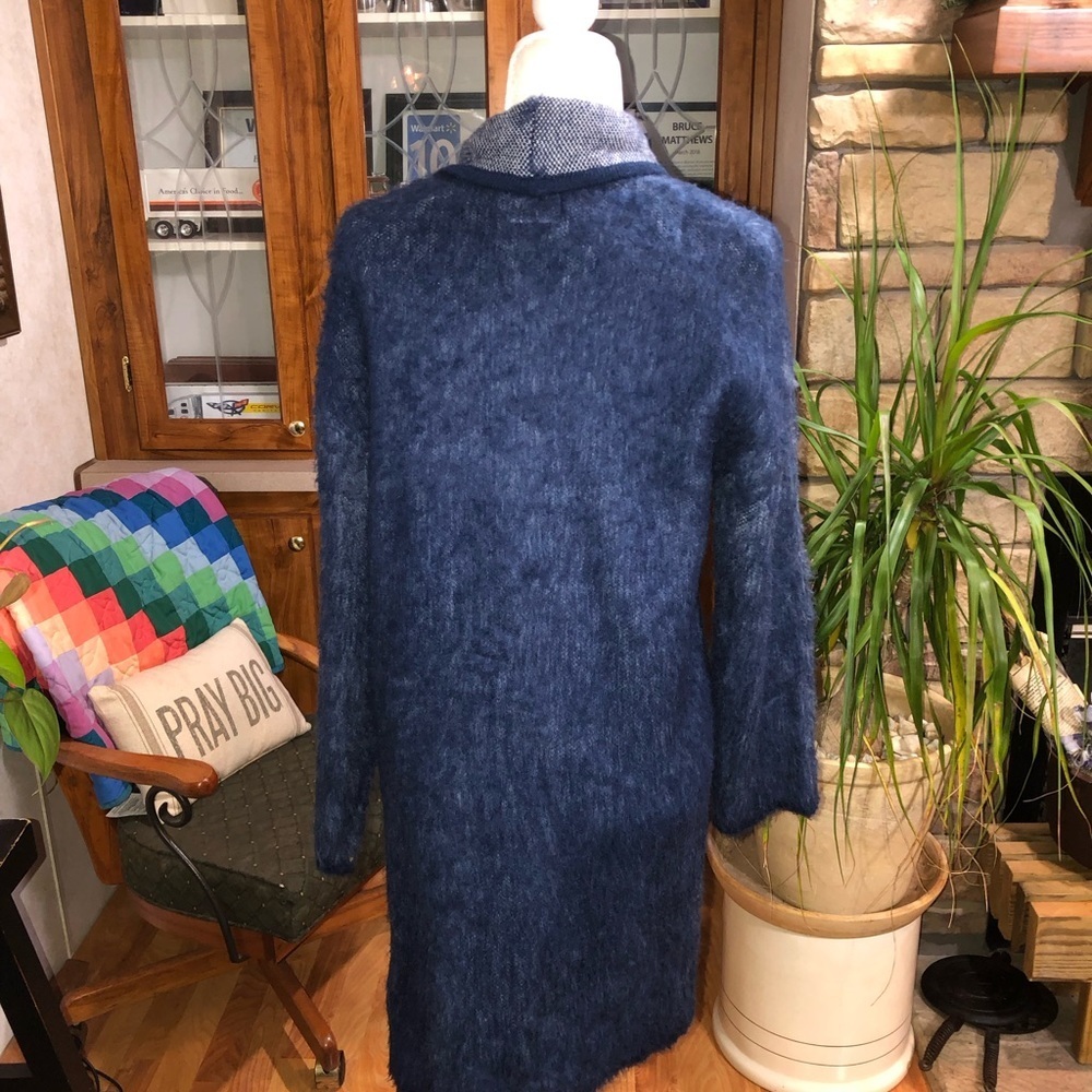 SIMPLY STYLED SIZE LARGE LONG BLUE SLIGHTLY FUZZY OPEN FRONT CARDIGAN. - Picture 3 of 3
